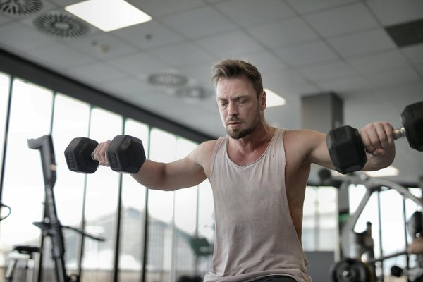 Quels exercices de musculation sont recommandés pour augmenter la puissance de frappe chez les pratiquants de kendo?