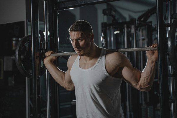 Comment gérer l'alimentation pour un athlète de boxe avant un championnat?